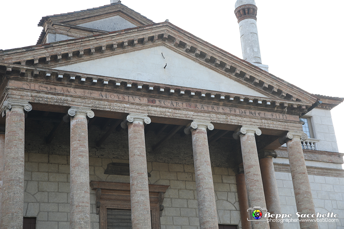 VBS_6975 - Villa Foscari detta La Malcontenta - Mira (Venezia).jpg - VILLA FOSCARI detta LA MALCONTENTA Villa veneta a Mira (Venezia) progettata da Andrea Palladio nel 1559 per i fratelli Nicolò e Alvise Foscari, appartenenti a una delle famiglie più potenti della Repubblica di Venezia. La residenza ha un carattere maestoso e imponente. L'edificio fu voluto da Nicolò Foscari (proprietario della celebre Ca' Foscari sul Canal Grande),